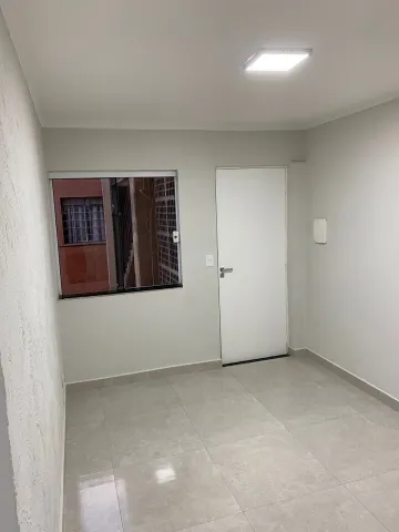 Apartamento disponível para alugar por R$ 900,00/mês no Conjunto Habitacional Roberto Romano em Santa Bárbara d`Oeste/SP.